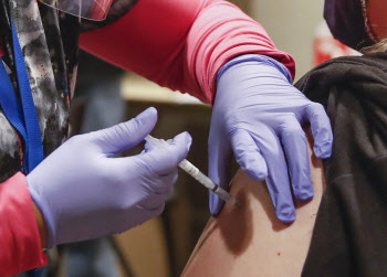 뉴욕시 백신 의무화 드라이브…“백신 안 맞으면 무급휴직”