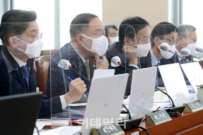 국정감사, '질의 듣는 홍남기-이주열'                                                                                                                                                     