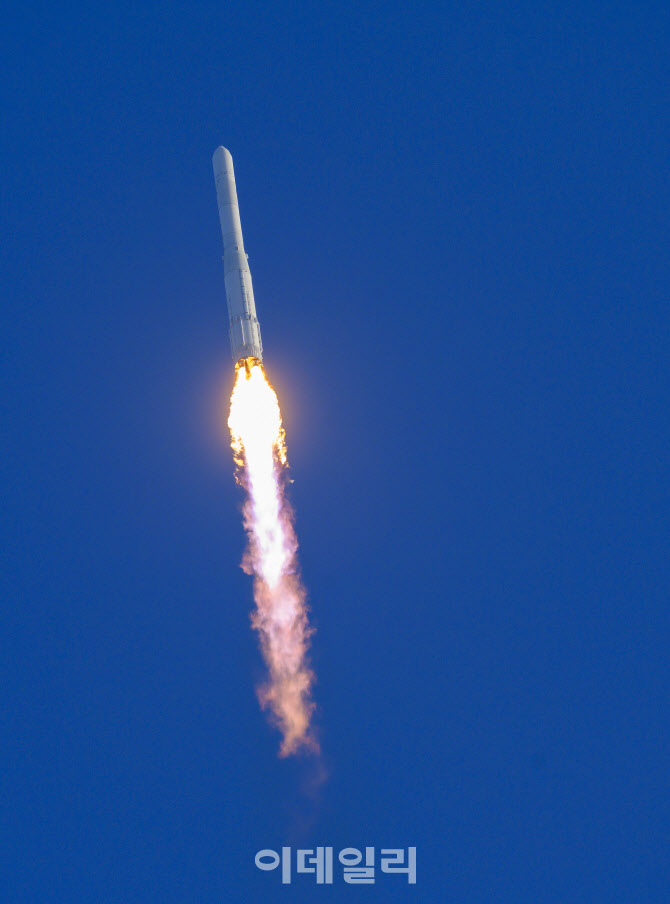 '우주로 갑니다'                                                                                                                                                                         