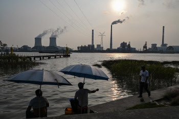 중국 올해 전력 사용량 13% 급증…발전량, 수요에 못미쳐