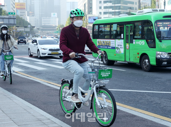  시청 앞에서 따릉이 타는 오세훈 서울시장                                                                                                                                                          