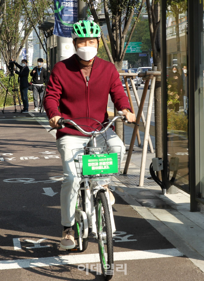  따릉이 시승하는 오세훈 서울시장                                                                                                                                                                  