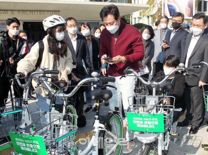  따릉이 대여하는 오세훈 시장                                                                                                                                                                      
