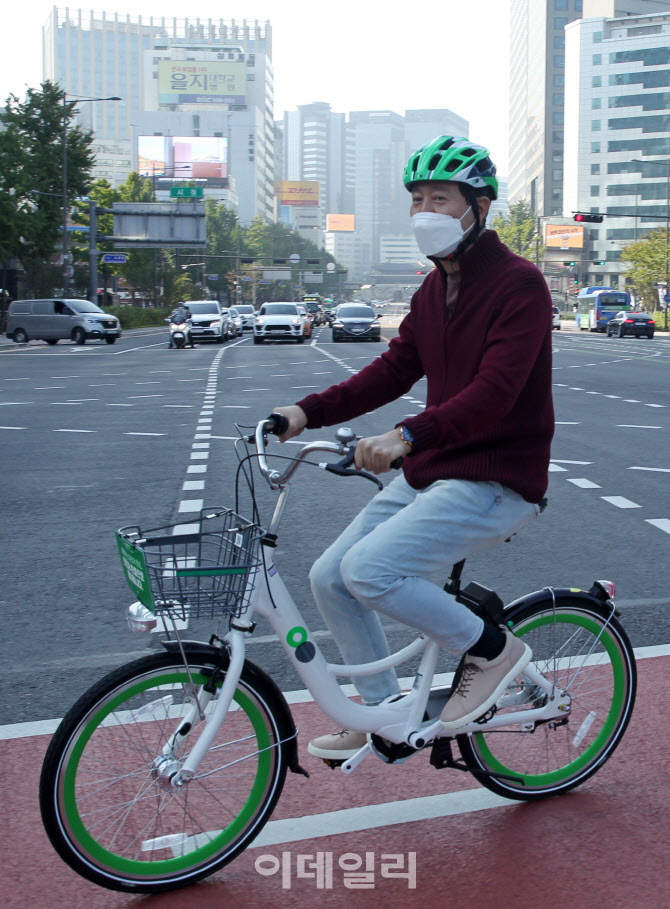  따릉이 시승하는 오세훈 시장                                                                                                                                                                      