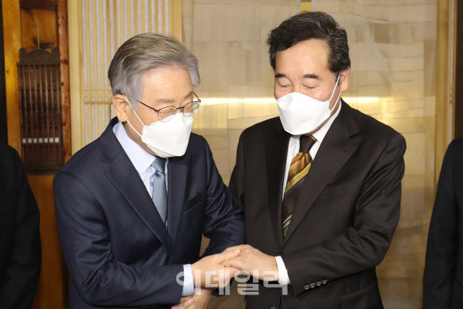 경선 이후 첫 만남에서 손 꼭 잡은 이재명-이낙연                                                                                                                                                    