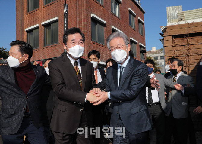 이낙연 맞이하는 이재명 더불어민주당 대선 후보                                                                                                                                                     