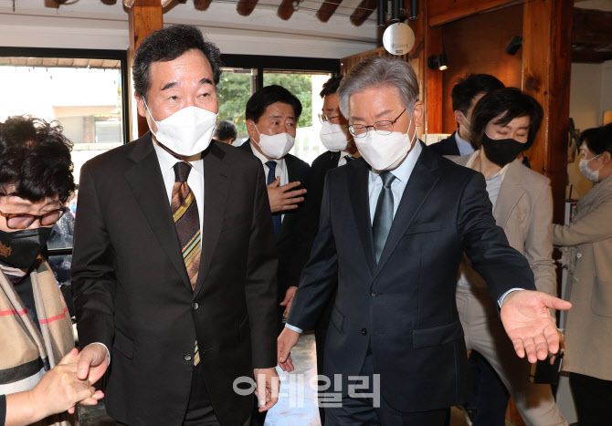 이낙연 안내하는 이재명                                                                                                                                                                            