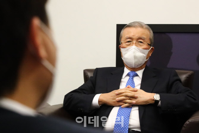 이준석 대표 바라보는 김종인                                                                                                                                                                       