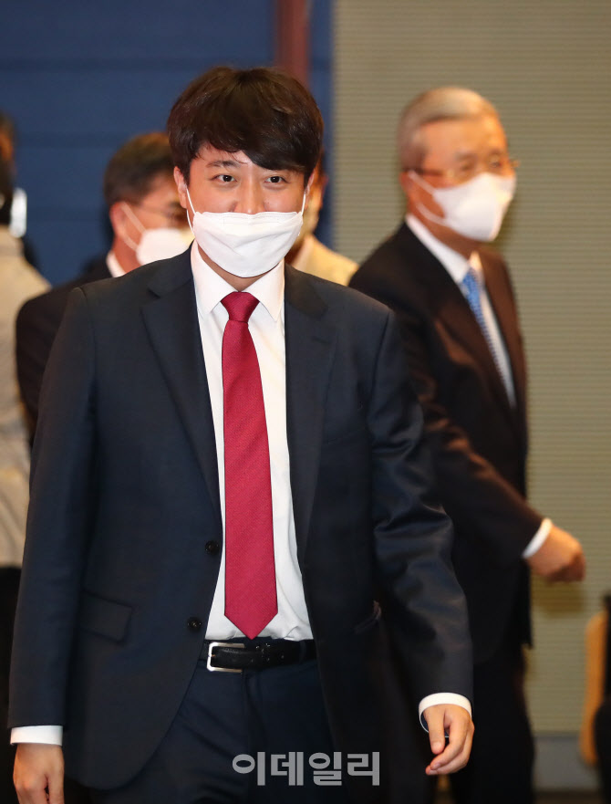 '새로운 물결(가칭)' 창당 발기인 대회에서 만난 이준석-김종인                                                                                                                             