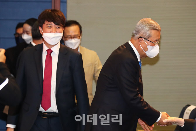 '새로운 물결' 창당 발기인 대회에서 만난 이준석-김종인                                                                                                                                   