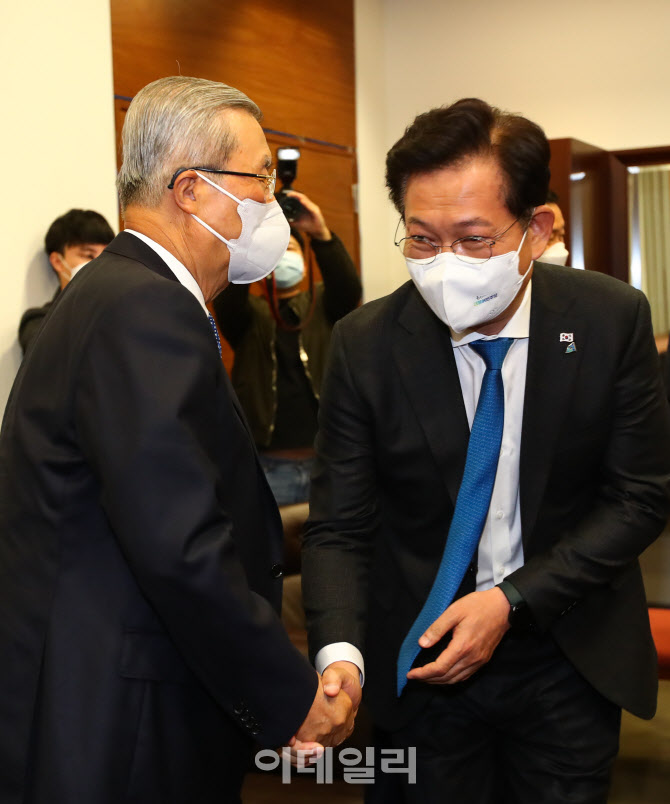 인사 나누는 송영길-김종인                                                                                                                                                                         