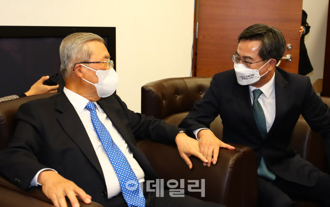 이야기 나누는 김동연-김종인                                                                                                                                                                       