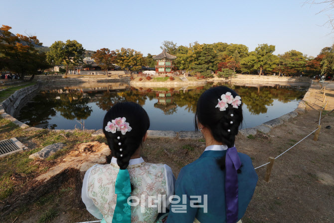 경복궁 북쪽 정자 '향원정' 구경온 시민들                                                                                                                                                 