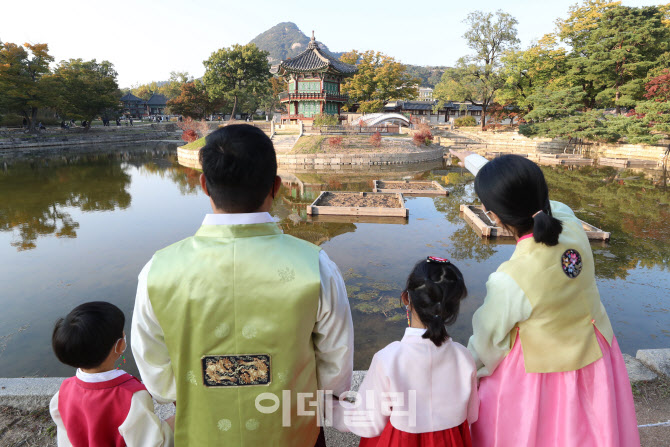 가족끼리 한복입고 새단장한 경복궁 '향원정' 관람                                                                                                                                         