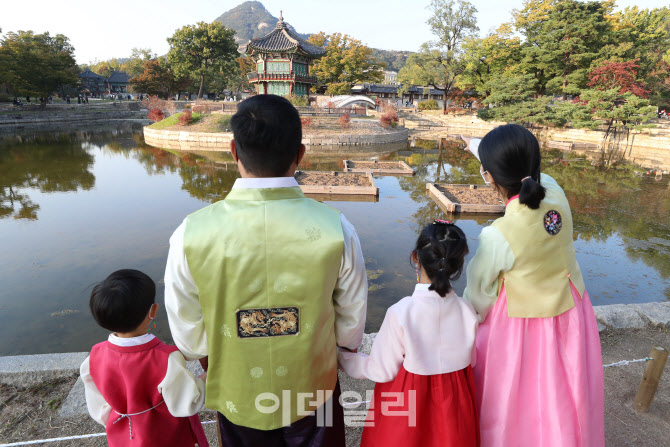 4년만에 돌아온 경복궁 '향원정' 가족끼리 한복입고 관람                                                                                                                                   
