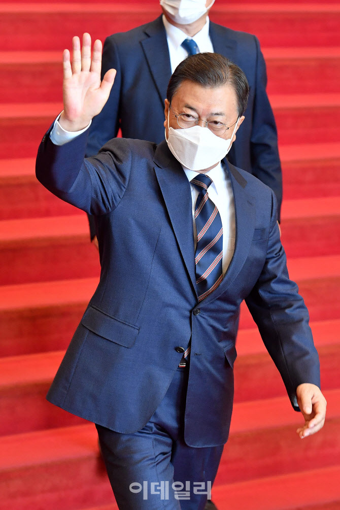 '손인사하며 국회 나서는 문재인 대통령'                                                                                                                                                  