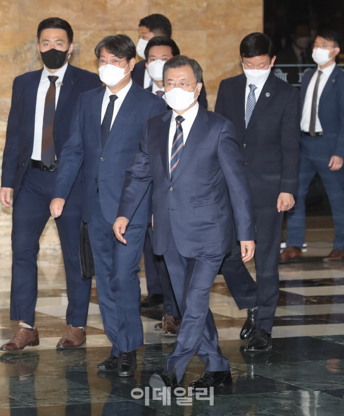 '예산안 시정연설 마친 문재인 대통령'                                                                                                                                                    