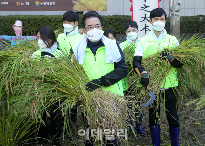  가을걷이 나선 이성희 농협회장                                                                                                                                                                    