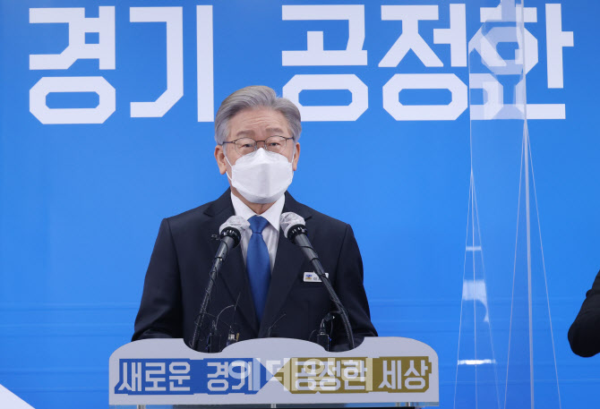 이재명, '화상 퇴임 기자회견'                                                                                                                                                            