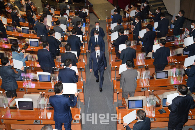 '대장동 특검 도입' 항의 받으며 퇴장하는 문재인 대통령                                                                                                                                   