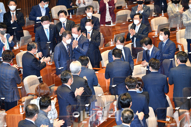 '박수 받으며 입장하는 문재인 대통령'                                                                                                                                                    