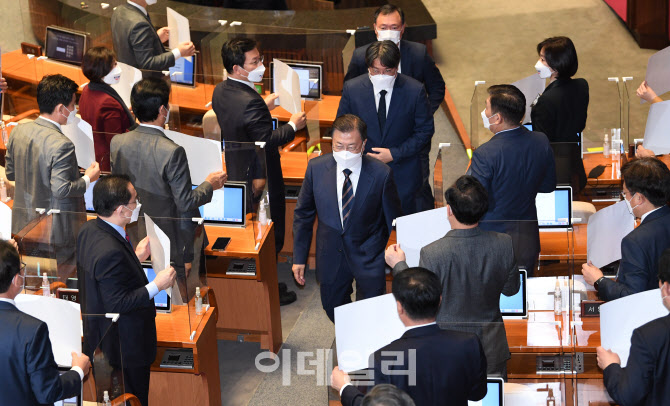 '시정연설 마치고 퇴장하는 문재인 대통령'                                                                                                                                                