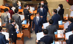 [포토]'시정연설 마치고 퇴장하는 문재인 대통령'                                                                                                                                                