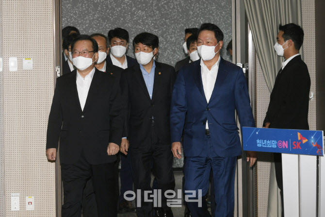 함께 입장하는 김부겸 총리-최태원 회장                                                                                                                                                             