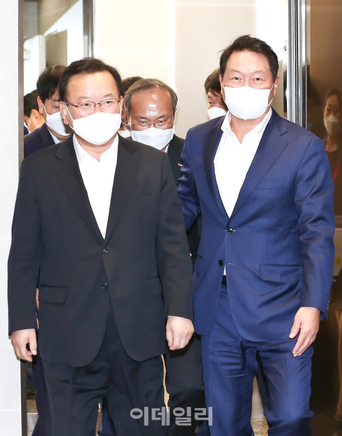 최태원 SK 회장, 김부겸 국무총리 만나 3년간 '청년 2만7천명' 채용 약속                                                                                                                    