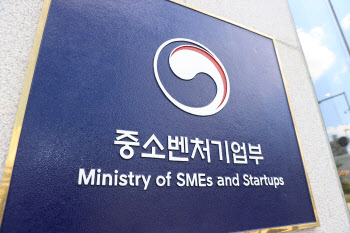 “재난지원금 왜 안주나” 소상공인, 정부 청사서 ‘소동’
