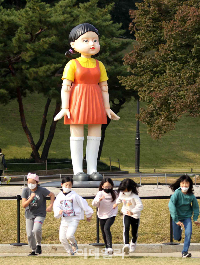  인기절정 '오징어게임'                                                                                                                                                                  