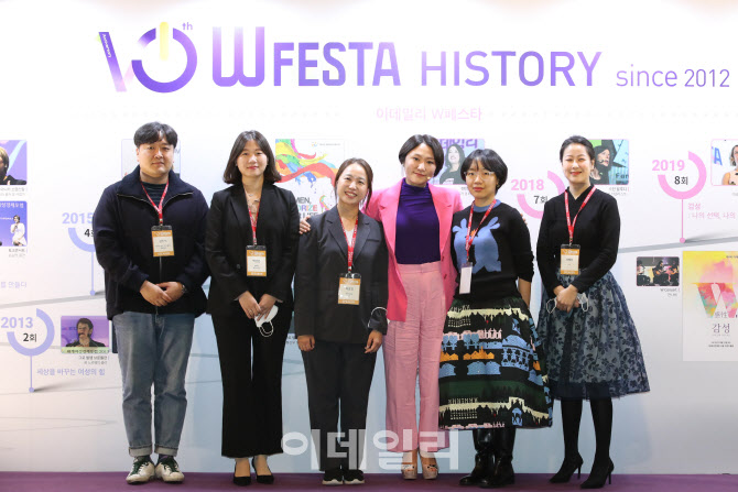 기념촬영하는 'Chaper3[새로고침]-굴레를 벗어나'                                                                                                                                          