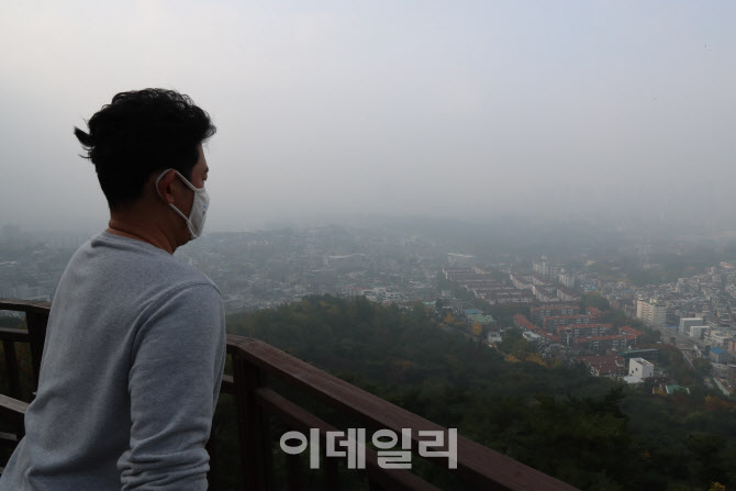 미세먼지에 갇힌 도심                                                                                                                                                                              