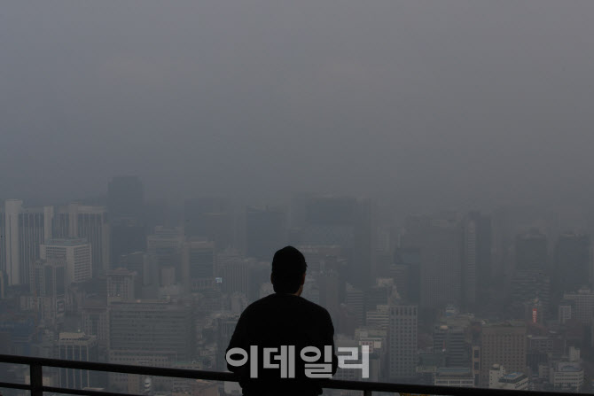 미세먼지로 앞이 보이지 않아~                                                                                                                                                                      