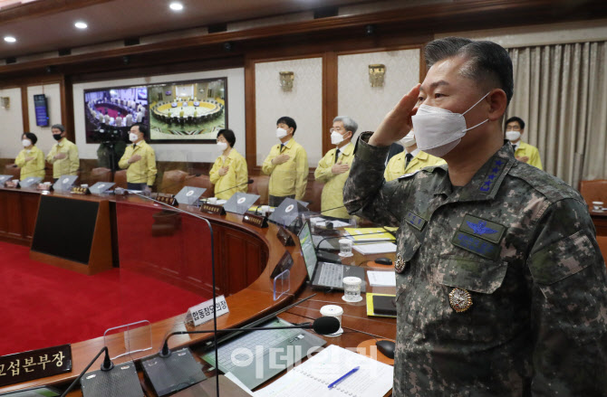 원인철 합동참모본부 의장, 국기에 경례                                                                                                                                                             