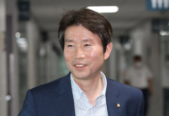 이인영 “남북은 한 팀…기후위기 대응, 남북경협 새 모델”
