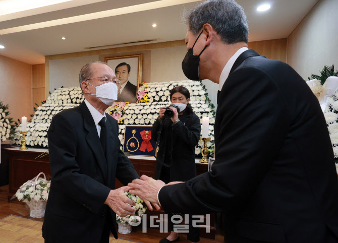 김기춘, '노태우 빈소 조문'                                                                                                                                                              