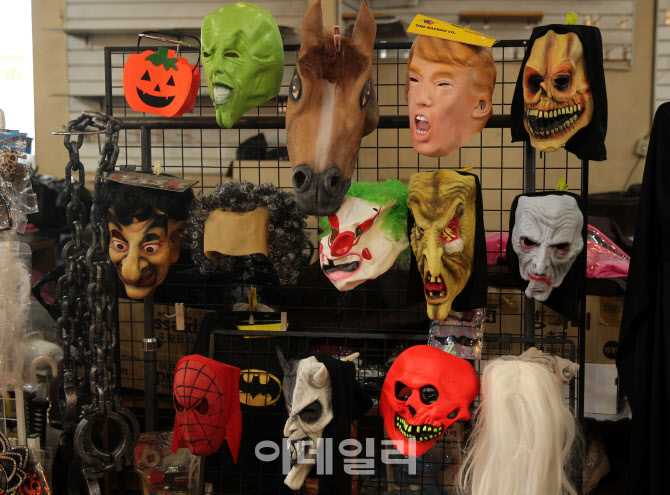  핼러윈데이 마스크에 등장한 트럼프                                                                                                                                                                