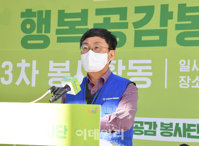  행복공감봉사단 참가한 안도걸 차관                                                                                                                                                                