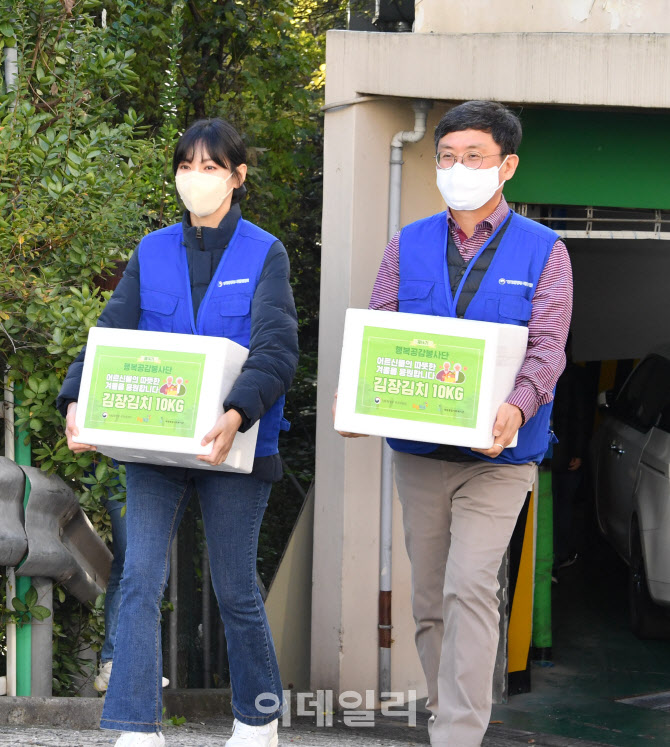  김치배달하는 안도걸 차관과 김소연씨                                                                                                                                                              