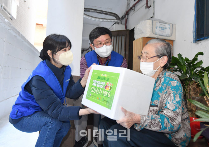  김치 전달하는 김소연                                                                                                                                                                             