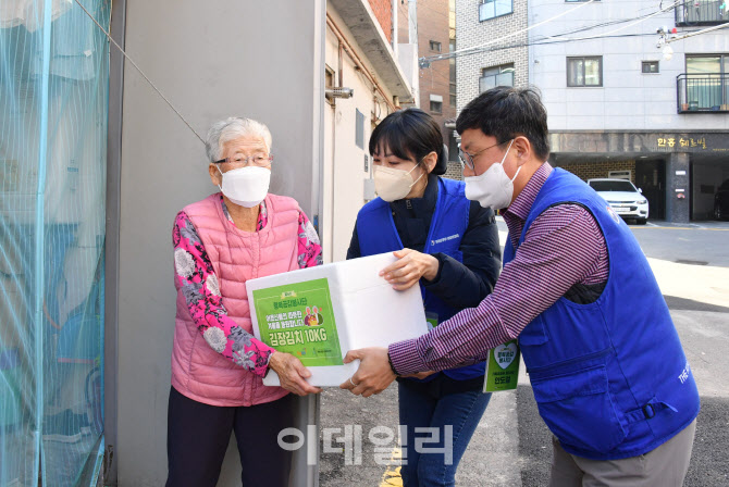  행복공감봉사단, 어르신께 김치 전달                                                                                                                                                               