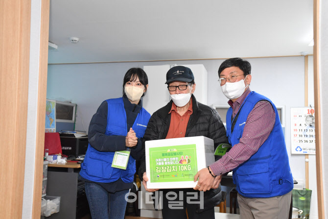  봉사활동하는 안도걸 차관과 김소연씨                                                                                                                                                              