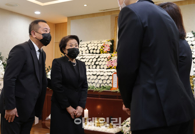 전두환 부인 이순자, '노태우 빈소 조문'                                                                                                                                                  