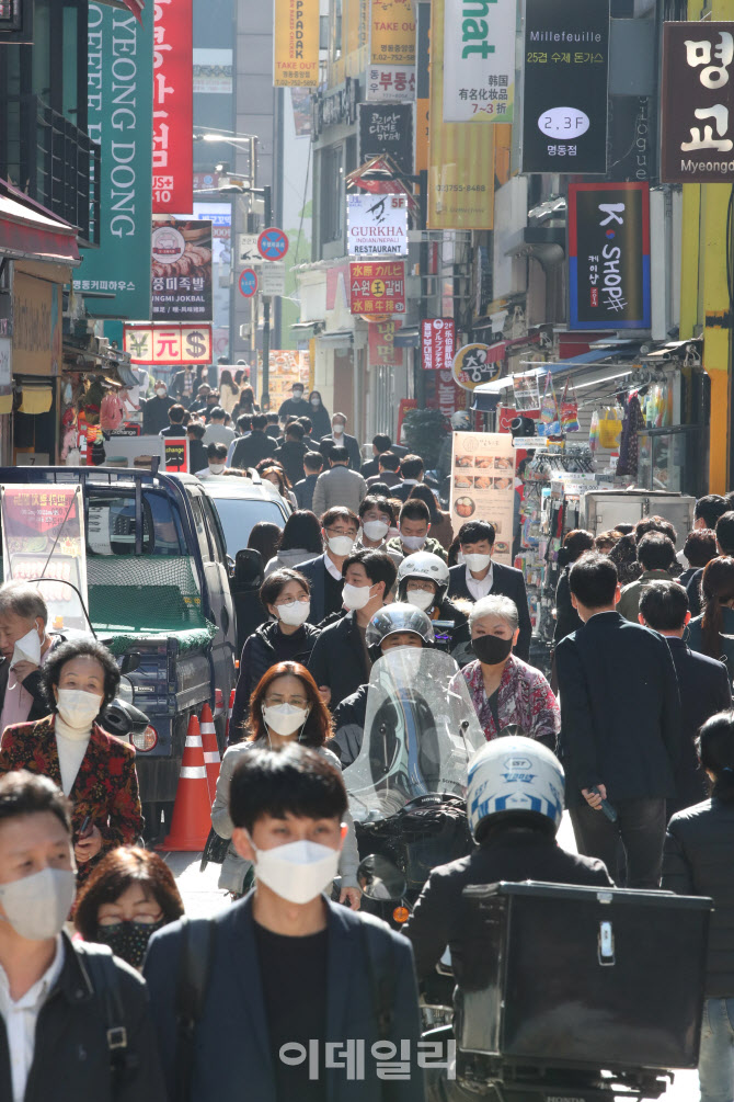 북적이는 명동거리                                                                                                                                                                                 