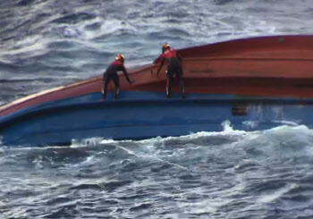 독도 어선 전복사고 이틀째…2명 구조·1명 사망·6명 실종