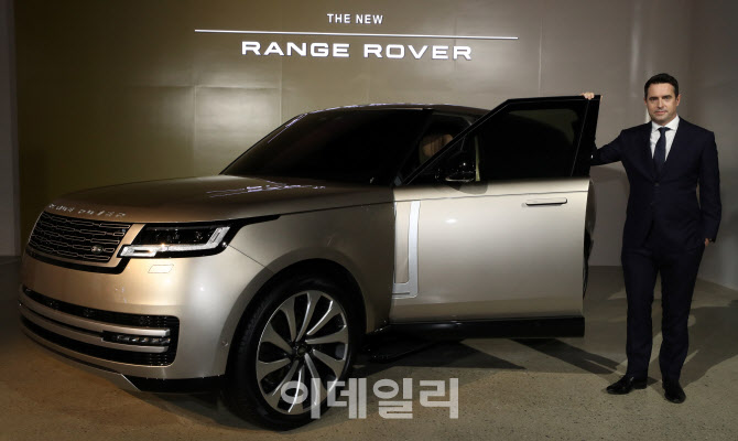 '올 뉴 레인지로버', 레인지로버 최초로 4.4리터 V8 트윈터보 가솔린 엔진 장착                                                                                                              