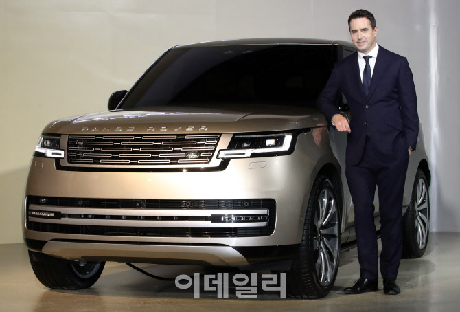 '올 뉴 레인지로버' 공개하는 로빈 콜건 재규어 랜드로버 코리아 대표                                                                                                                       