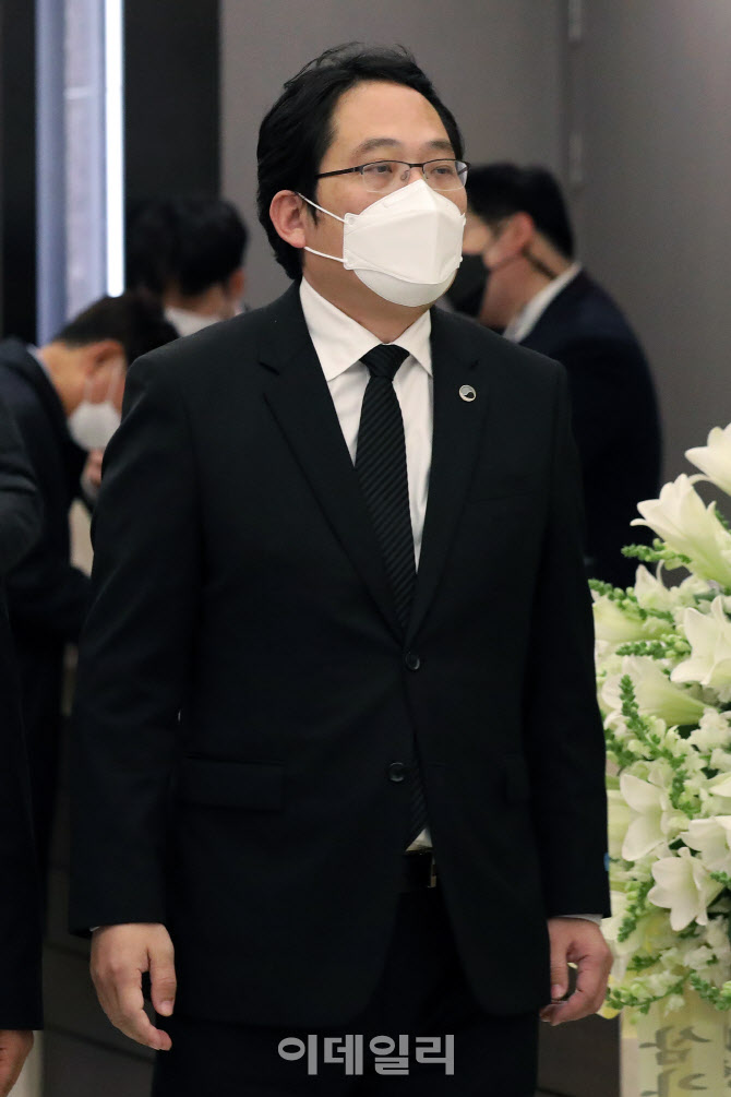 故 전두환 빈소로 이동하는 최대집 전 의협 회장                                                                                                                                                     