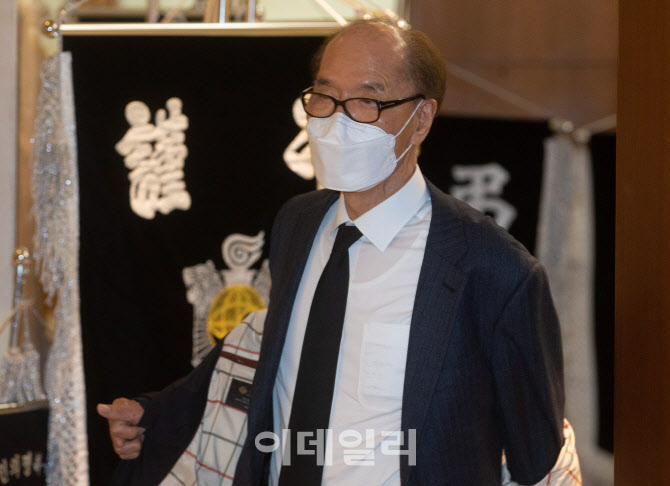 빈소로 향하는 김용갑 전 청와대 민정수석                                                                                                                                                           